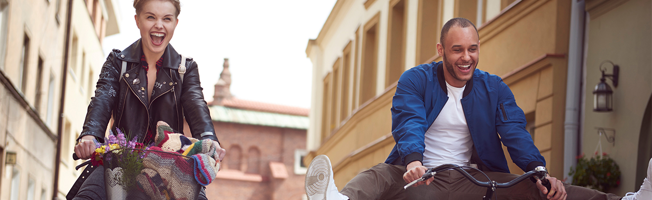3 amigas a saltar para a piscina