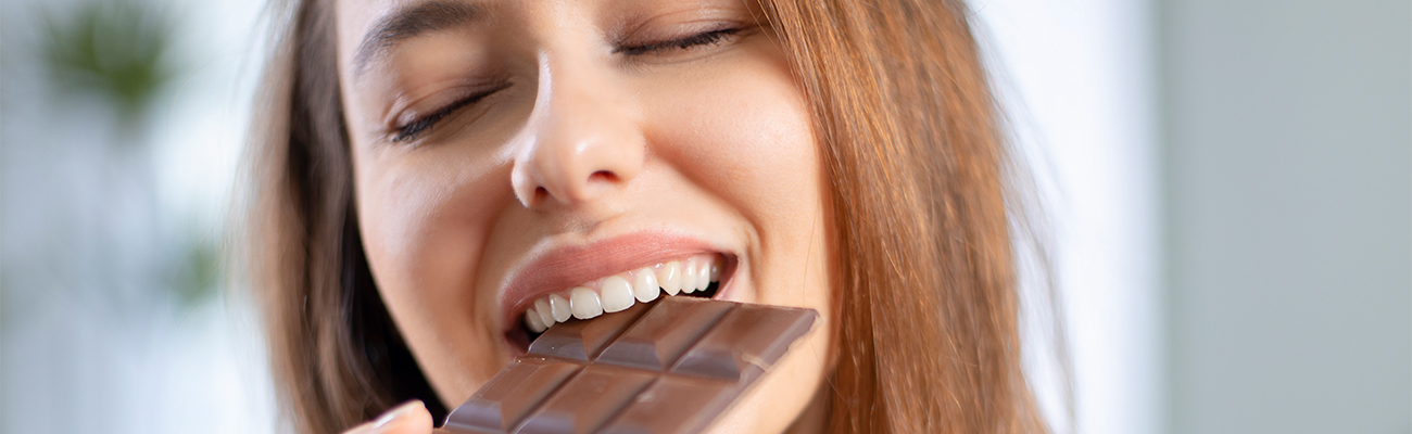 mulher a comer chocolate